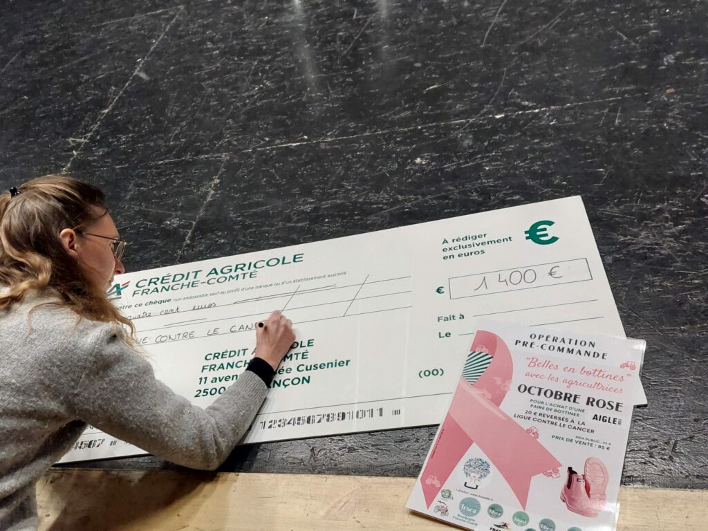 Remise du chèque à la ligue contre le cancer suite à l'opération "belles en bottines" organisée par la commission des agricultrices