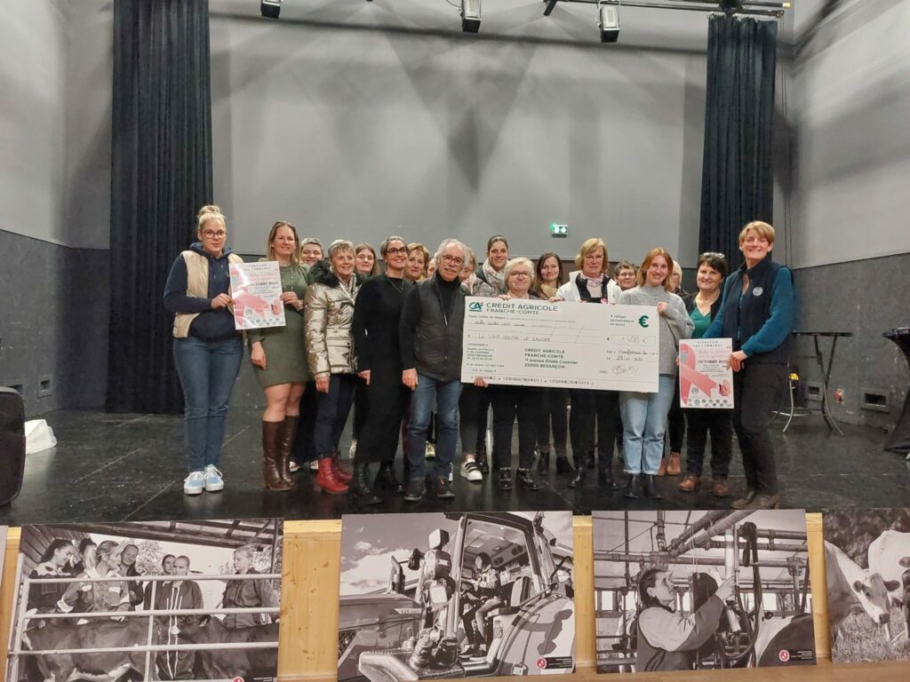 Remise du chèque à la ligue contre le cancer suite à l'opération "belles en bottines" organisée par la commission des agricultrices